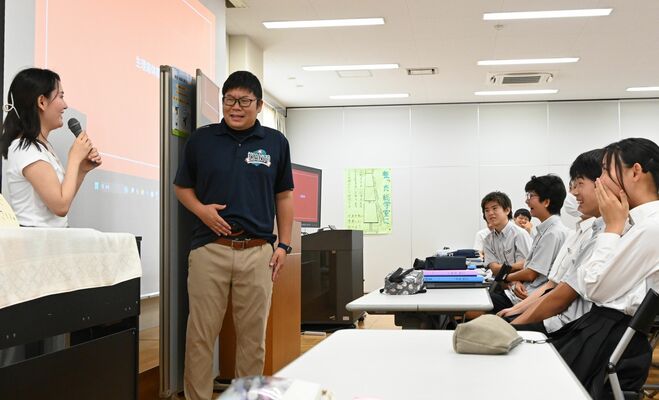 専用機器をお腹に巻いて生理痛を疑似体験する男性教諭