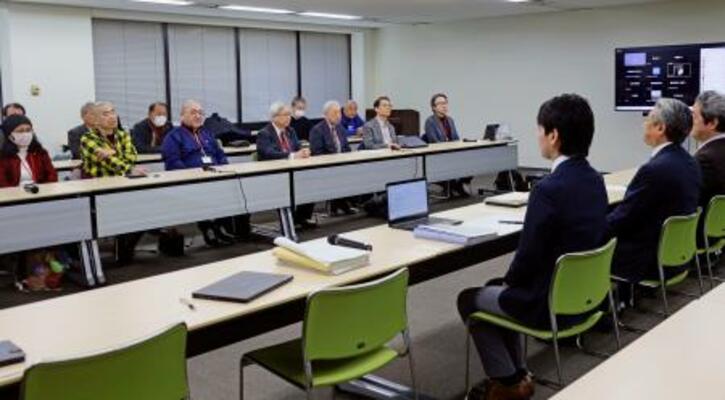 生活保護費引き下げを違法とした最高裁判決を巡り、厚労省を訪れた原告ら=22日午後