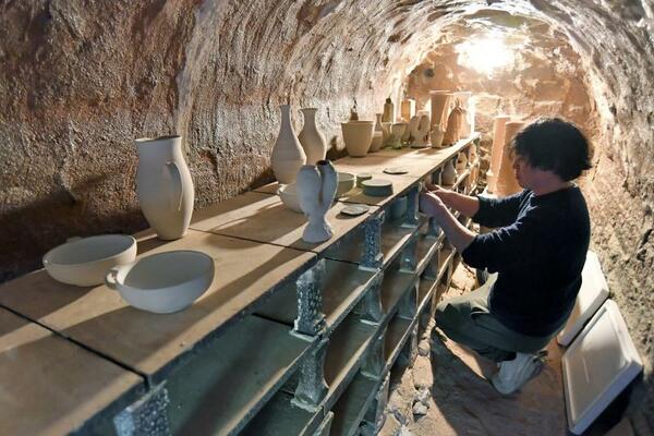 作品を慎重に窯詰めする参加者