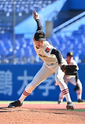 作新の中継ぎ右腕・石毛。継投陣の奮起が上位進出の鍵を握る＝昨年11月、神宮球場