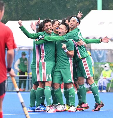 ホッケー成年男子決勝　優勝を決め、喜びを爆発させる栃木県選抜チーム＝日光市の今市青少年スポーツセンター人工芝競技場