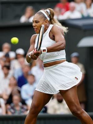 　女子シングルス１回戦でプレーするセリーナ・ウィリアムズ＝ウィンブルドン（共同）