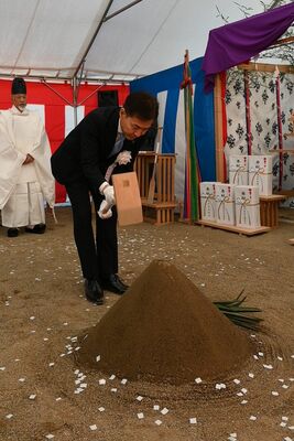 起工式でくわ入れを行う早川市長