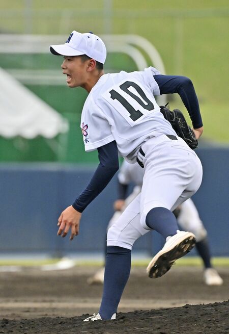 ６回から登板し、粘り強い投球を見せた佐野日大の２番手・沖崎＝広瀬華撮影