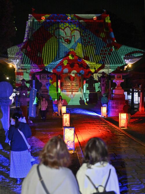 足利銘仙柄模様のライトやあんどんで彩られる鑁阿寺=2日午後6時10分、足利市家富町