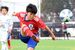ＪＡ全農杯の部２次リーグｂ組ＦＣ　ＶＡＬＯＮ－ともぞうＳＣ戦　第１ピリオド３分、ＦＣ　ＶＡＬＯＮ・和田がボレーでゴールを狙う＝真岡市総合運動公園運動広場