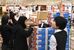 福袋を品定めする買い物客たち＝２日午前９時40分、東武宇都宮百貨店