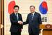 　共同記者発表後、韓国の李在明大統領（左）と握手する石破首相＝２３日午後、首相官邸