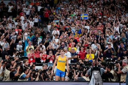 　陸上の世界選手権東京大会でスタンドを埋める大勢の観客＝１５日夜、東京・国立競技場