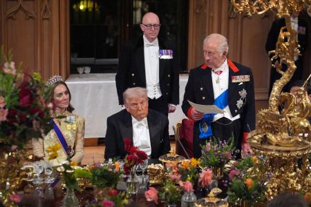 17日、ロンドン郊外ウィンザー城での晩さん会であいさつするチャールズ英国王(右)と、トランプ米大統領(前列中央)ら(ゲッティ=共同)