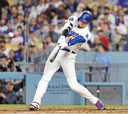 　ジャイアンツ戦の３回、７号ソロを放つドジャース・大谷＝ロサンゼルス（共同）