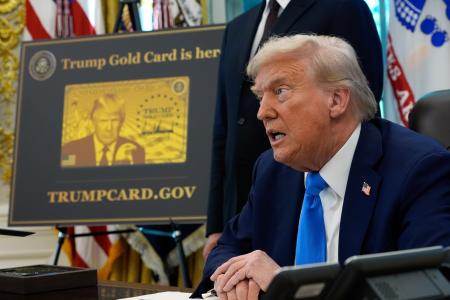 大統領布告に署名するトランプ大統領=19日、ワシントン(AP=共同)