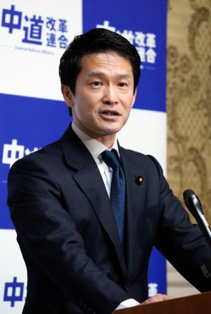 　記者会見する中道改革連合の小川代表＝２７日午前、国会