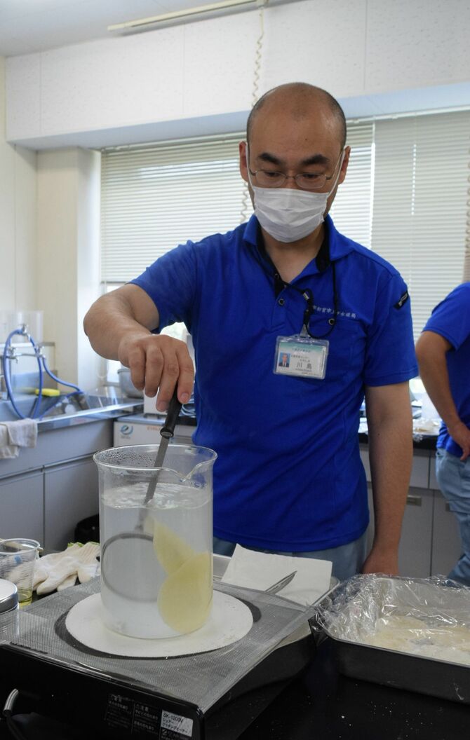 皮をゆでる市上下水道局の職員