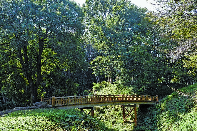 大手口橋を渡り勝山城本丸跡へ