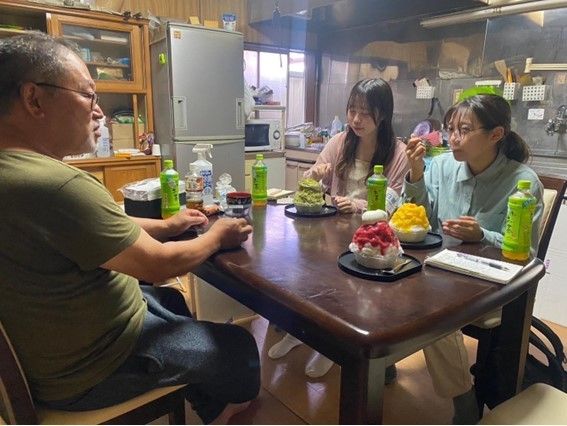 おいしい天然氷を味わいながら取材する記者たち