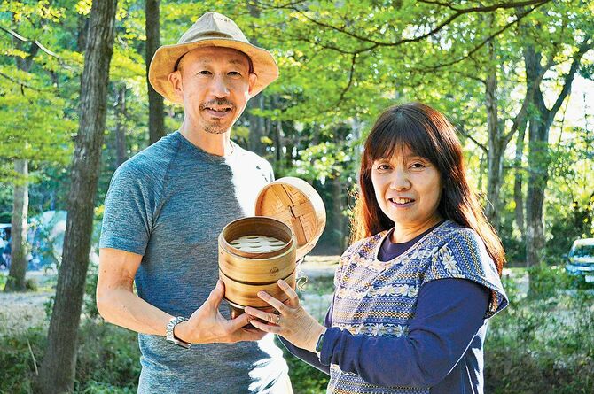「冷たいご飯もおいしくなる」と笑顔で話す山本さん夫婦