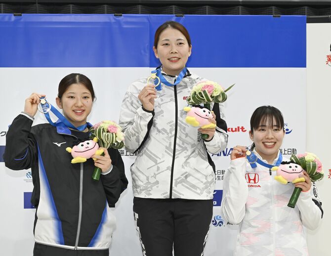 女子３メートル板飛び込みで優勝し、記念撮影に応じる榎本（中央、栃木トヨタ）＝東京アクアティクスセンター、森田大地撮影