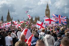 ロンドンで難民排斥１０万人デモ