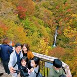 絶景にうっとり　那須・駒止の滝で紅葉見頃　朝から観光客でにぎわい