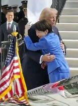大統領の胸に飛び込み笑顔でハグ