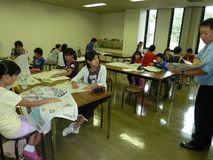 取材場面“再現”し説明　壬生の小中学生