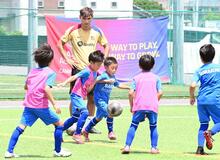 ４６人「バルサ流」学ぶ