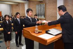 県内企業で内定式　足銀１９３人、栃銀は前年並み　ＴＫＣ採用継続