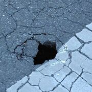 宇都宮の市道に穴　直径約30センチ、深さ約80センチ