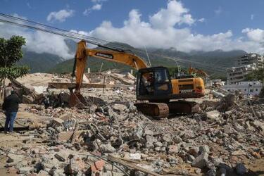 連続大地震、死者１４００人超に