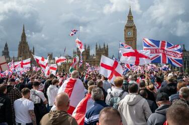 ロンドンで難民排斥１０万人デモ