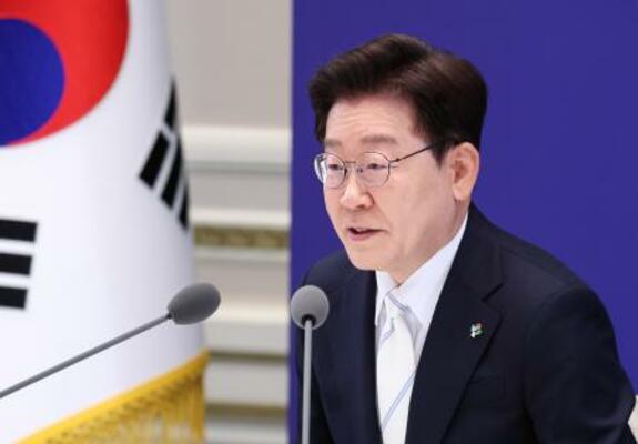 8日、韓国大統領府で就任1年に合わせた記者会見を行う李在明大統領(聯合=共同)