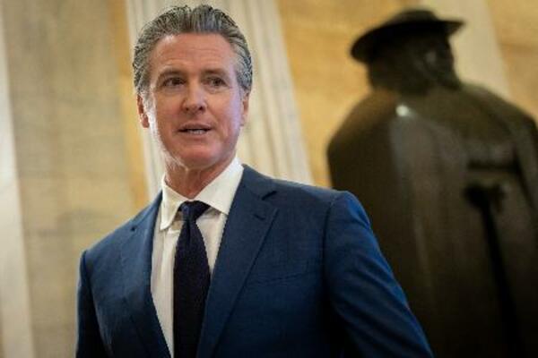 米カリフォルニア州のニューサム知事=20日、ワシントン(ゲッティ=共同)