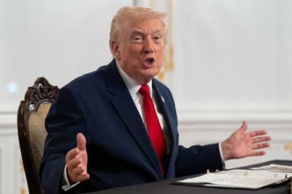 米フロリダ州で記者団を前に話すトランプ大統領=27日(AP=共同)