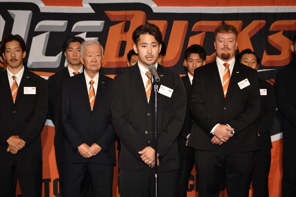 今季に懸ける決意を述べるバックスの鈴木主将（中央）＝宇都宮市内