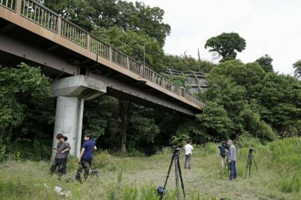 女子高生の遺体が見つかった相模原市南区の河川敷付近に集まる報道陣=11日午後