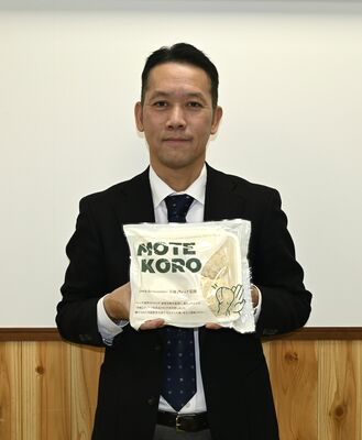 「もてコロ」を手にするＡＢＣミートの鈴木社長