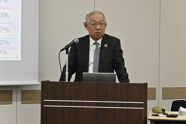 新たな中期経営計画や2025年８月期決算について説明する渡部社長＝８日午後、東京都