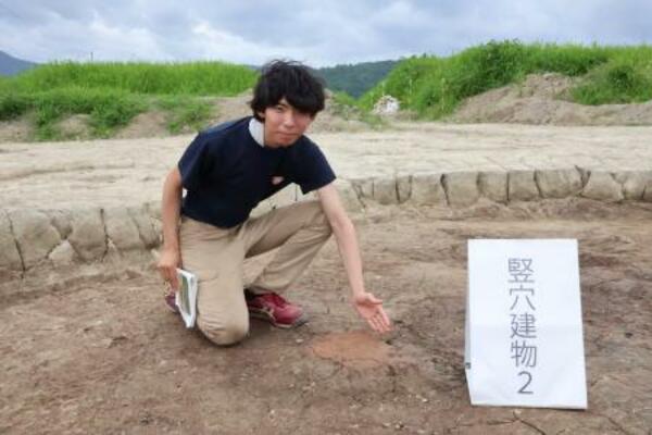 上御殿遺跡で見つかった炉の跡=13日、滋賀県高島市