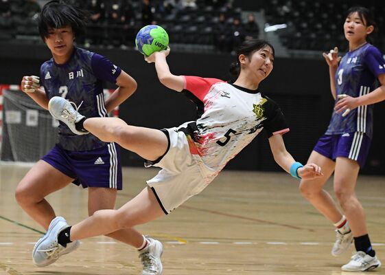 代表決定戦前半８分　栃女の青木（中央）がシュートを放つ＝日環アリーナ栃木、加藤竜矢撮影