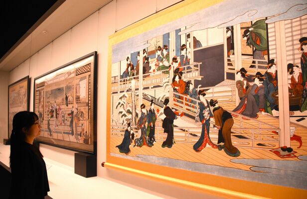 栃木市美術館に展示されている喜多川歌麿の肉筆画「雪月花」の高精細複製画。右が「深川の雪」=10月29日午後、栃木市入舟町