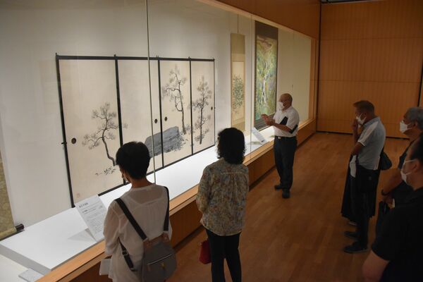 華厳社に所属した画家の名品が並ぶ企画展＝17日午前、日光市山内