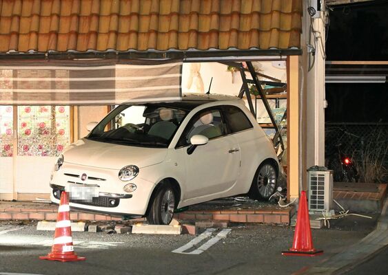店舗に突っ込んだ乗用車＝28日午後８時40分、宇都宮市野沢町（画像の一部を加工しています）