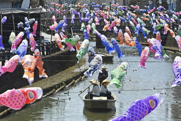 こいのぼりが風にたなびく中、運航される遊覧船＝15日午後０時30分、栃木市湊町