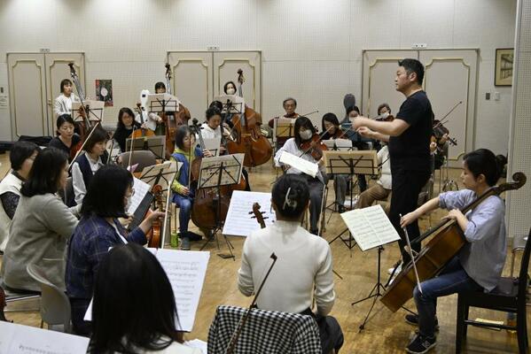 染谷さんを迎え練習する宇都宮女子高の卒業生ら