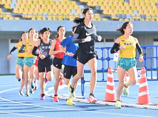 目標の10位台へ向け練習に励む本県チームの選手ら＝６日、カンセキスタジアムとちぎ