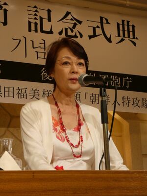 韓国に慰霊碑を建立した話を紹介する黒田福美さん