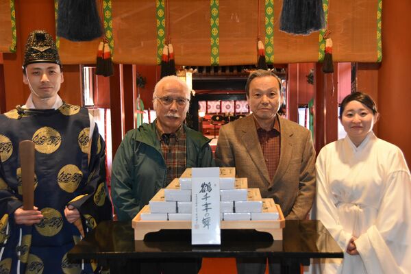 鶴千年の舞を奉納した山本代表（左から２人目）ら