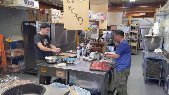 食材をむだにしないでおいしい食事を作る調理隊員＝2022年１月、南極・昭和基地の調理場