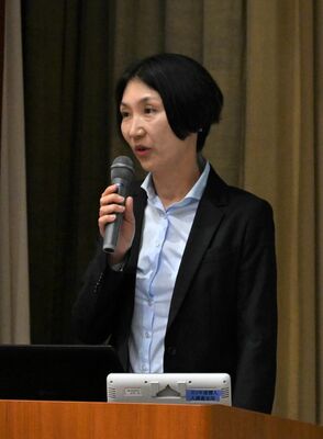 新採教諭向けの研修で講話する高瀬晶子さん＝25日午後、宇都宮市内